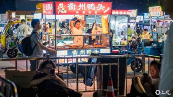 富深优配 一口啤酒一串肉，打工人夜市用烟火气消“班味”