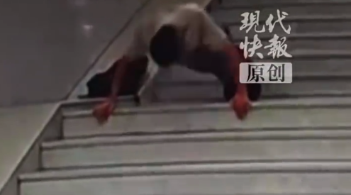 小偷做俯卧撑热身刚得手就被抓 一举一动早已被牢牢盯住